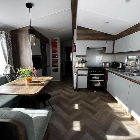 Stunning Caravan With Decking At Azure Seas In Suffolk Ref 32055Az Lowestoft Exterior photo