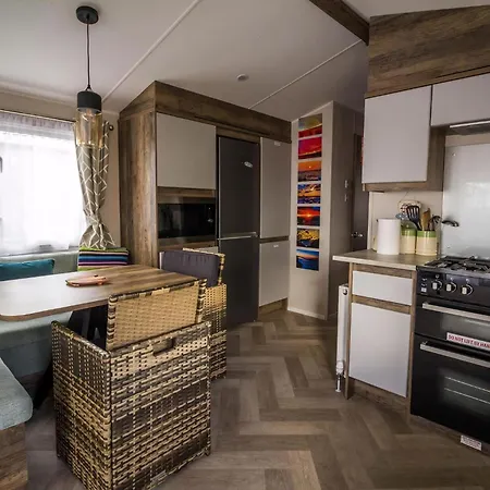 Stunning Caravan With Decking At Azure Seas In Suffolk Ref 32055Az Lowestoft Exterior photo