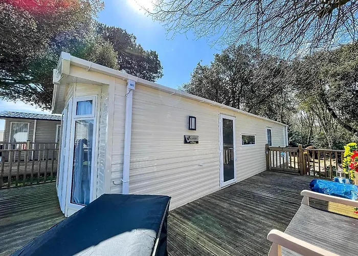 Stunning Caravan With Decking At Azure Seas In Suffolk Ref 32055Az