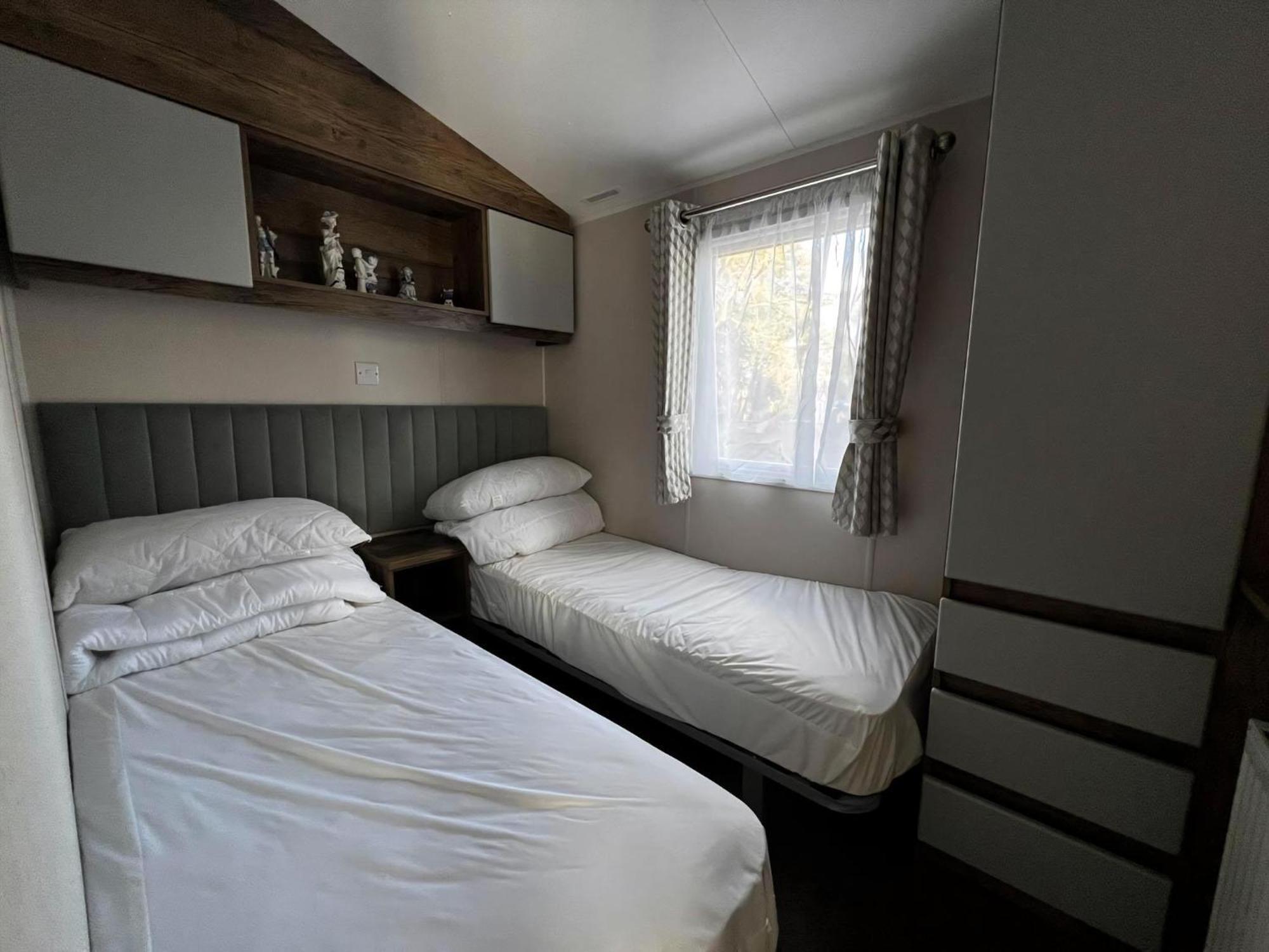 Stunning Caravan With Decking At Azure Seas In Suffolk Ref 32055az *