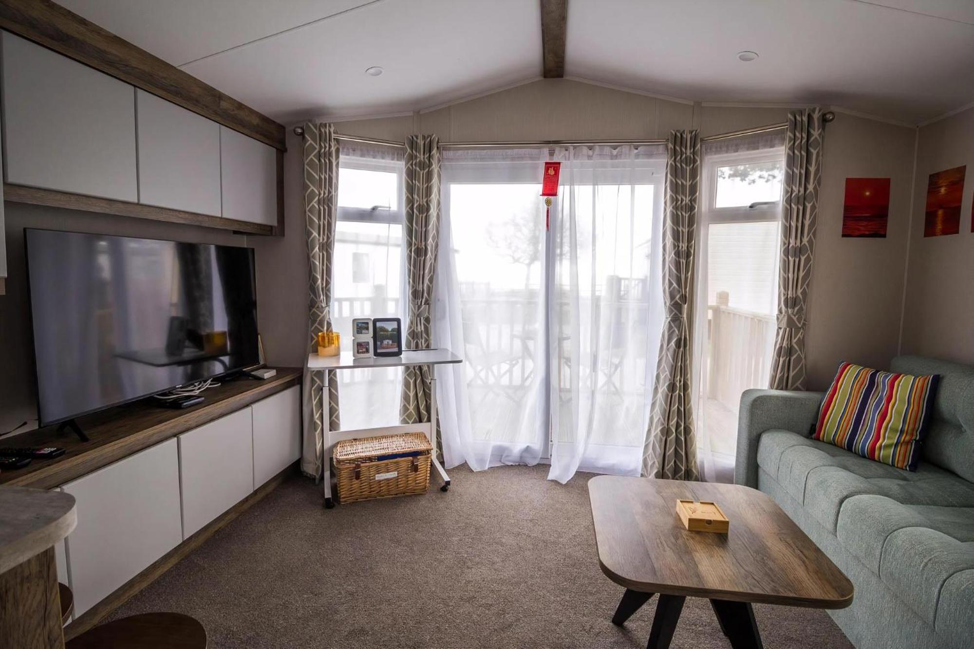 Stunning Caravan With Decking At Azure Seas In Suffolk Ref 32055az Lowestoft