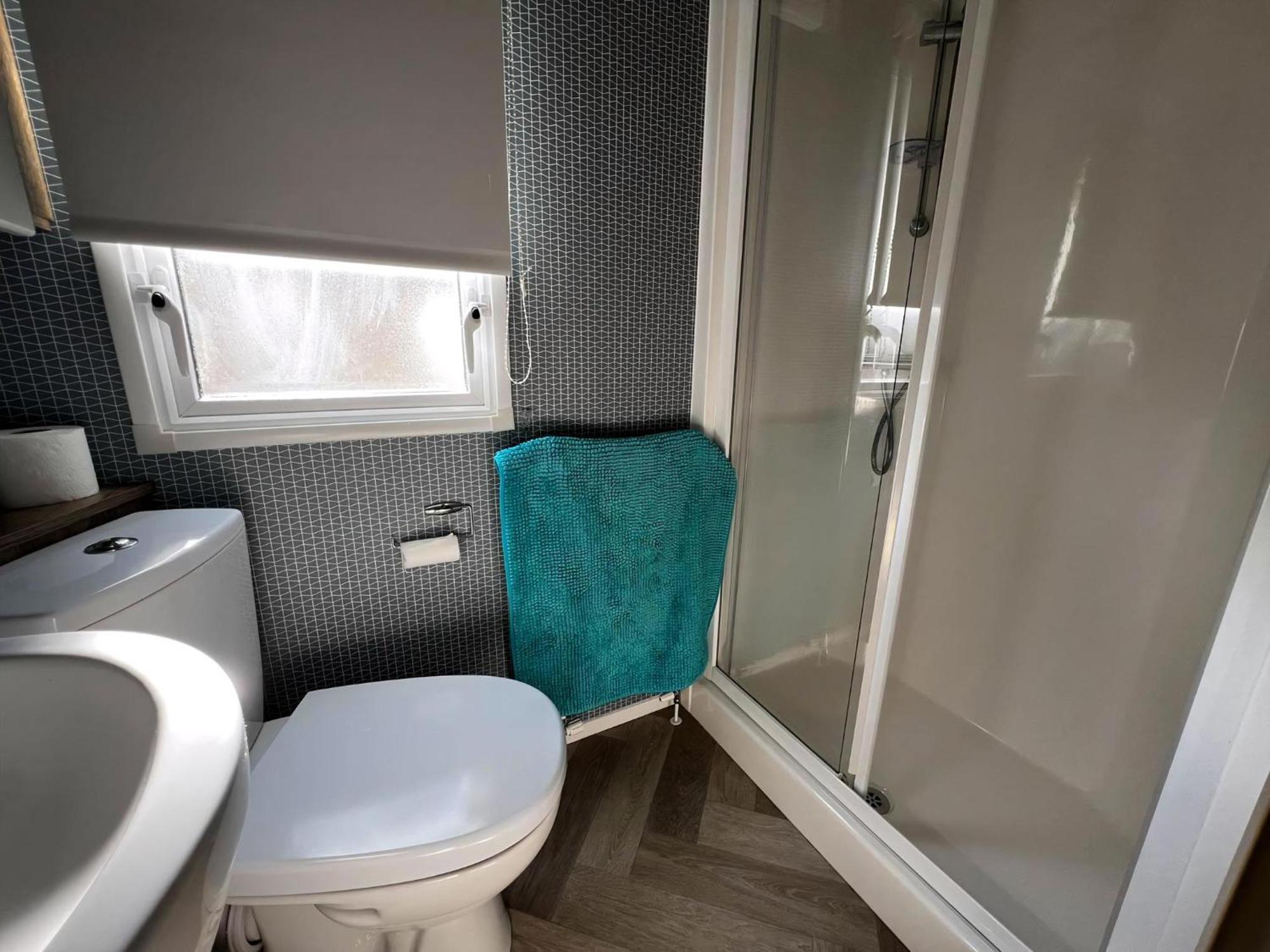 Stunning Caravan With Decking At Azure Seas In Suffolk Ref 32055az * Lowestoft