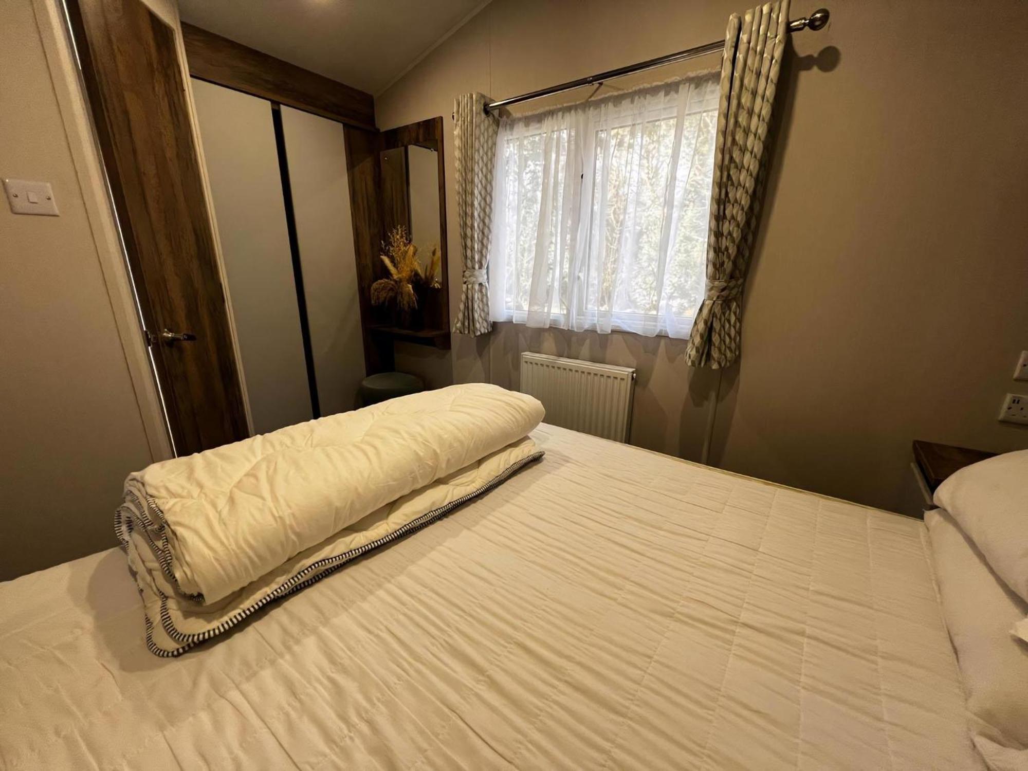 Campsite Stunning Caravan With Decking At Azure Seas In Suffolk Ref 32055az Lowestoft