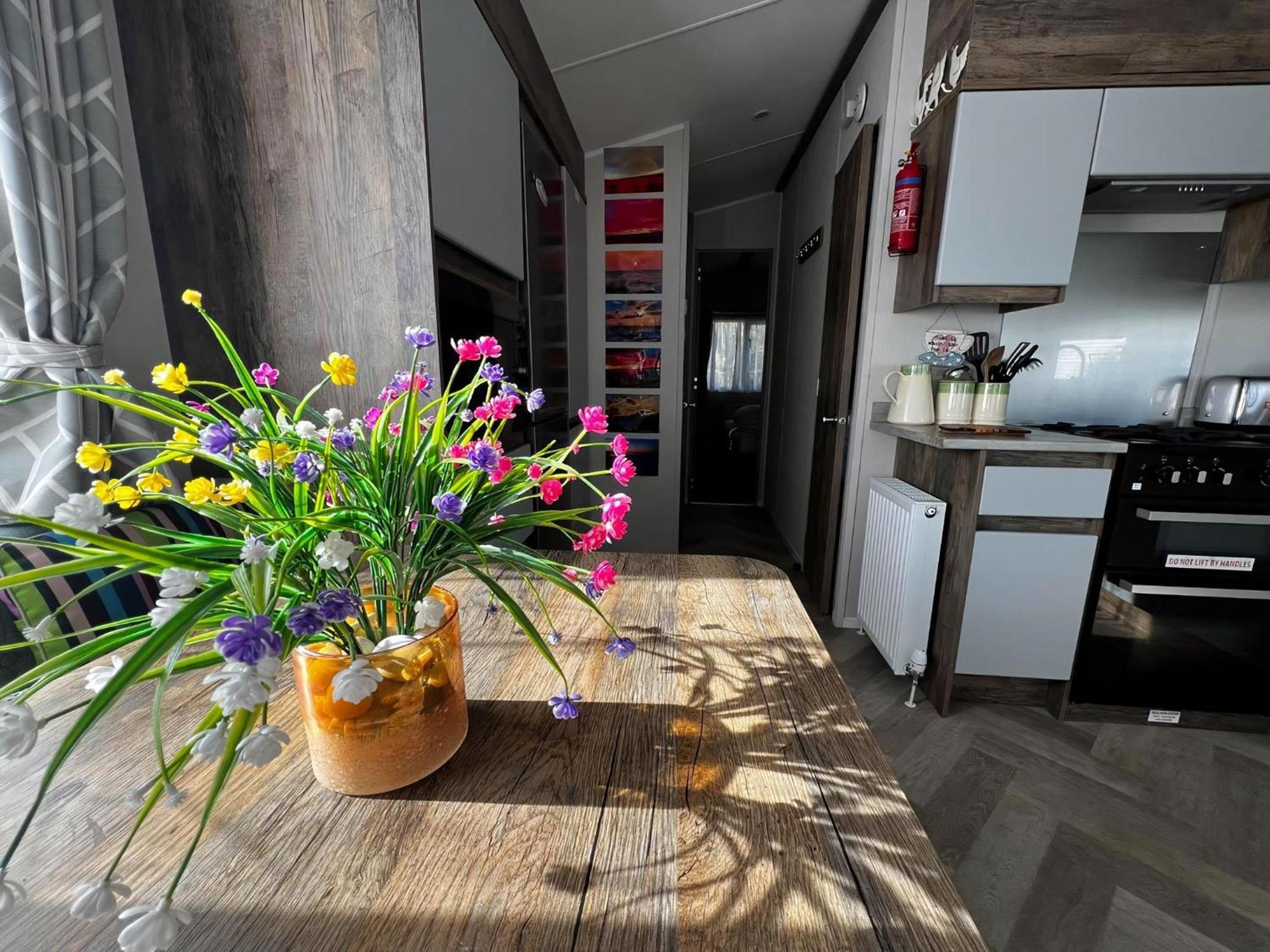Stunning Caravan With Decking At Azure Seas In Suffolk Ref 32055az Lowestoft