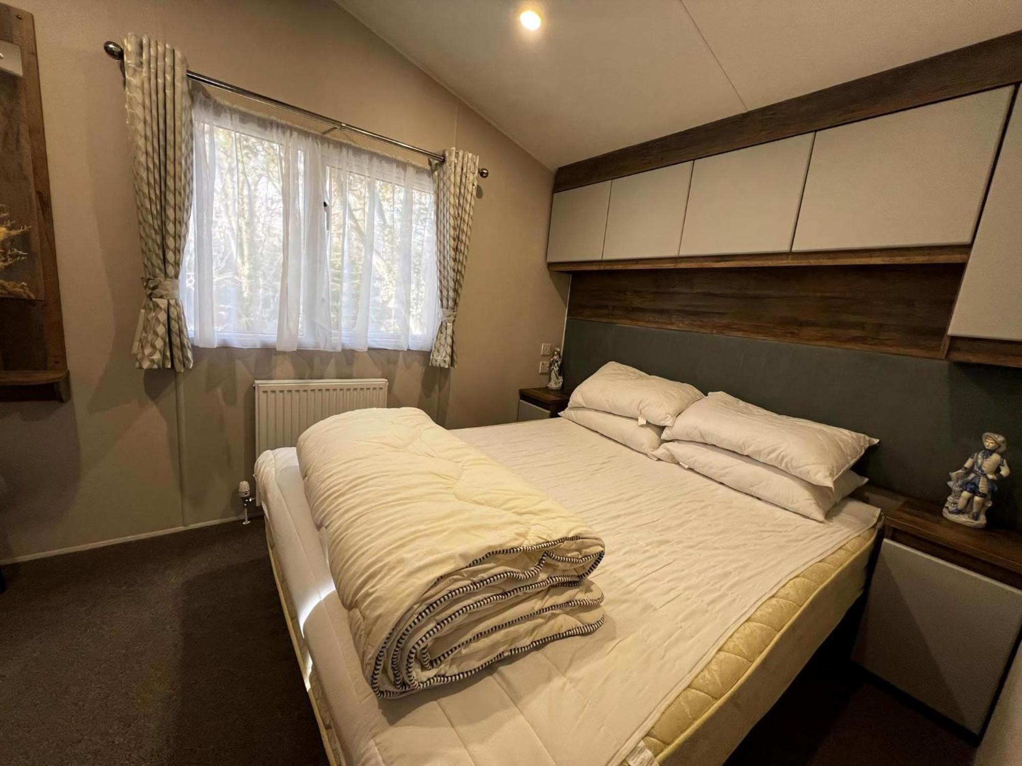 Stunning Caravan With Decking At Azure Seas In Suffolk Ref 32055az * Lowestoft