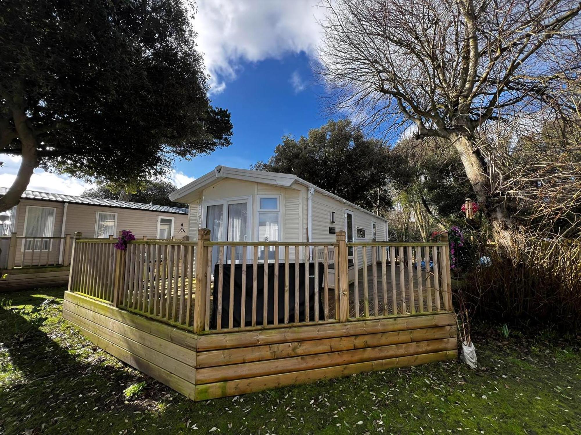 Stunning Caravan With Decking At Azure Seas In Suffolk Ref 32055az